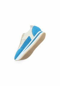 Scarpa con tomaia in rete beige, accenti in suede blu chiaro e suola in gomma color sabbia. Presenta una striscia bianca lungo la suola per un dettaglio extra.