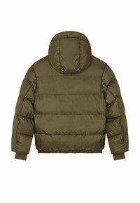 Veste matelassée vert olive avec capuche, présentant des coutures horizontales, des poignets élastiques et un ourlet avec cordon de serrage. Fini extérieur lisse et brillant.