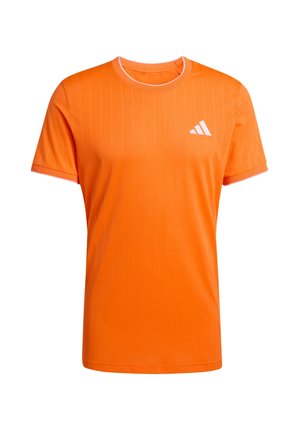 Oranžové sportovní tričko s krátkými rukávy, svislými pruhy, kulatým výstřihem a bílým logem na levé straně hrudi.