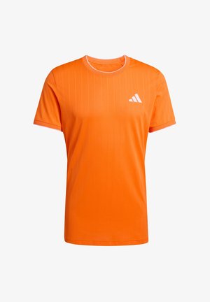 Oranje sport T-shirt met korte mouwen, met verticale strepen, een ronde hals en een wit logo op de linkerborst.