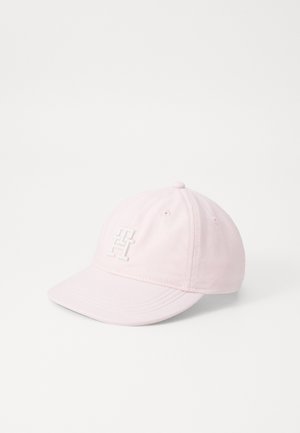 Rózsaszín pamut baseballsapka ívelt vízszintes részel és hímzett fehér logóval az elején. Szellőző lyukakkal és állítható pánttal rendelkezik.