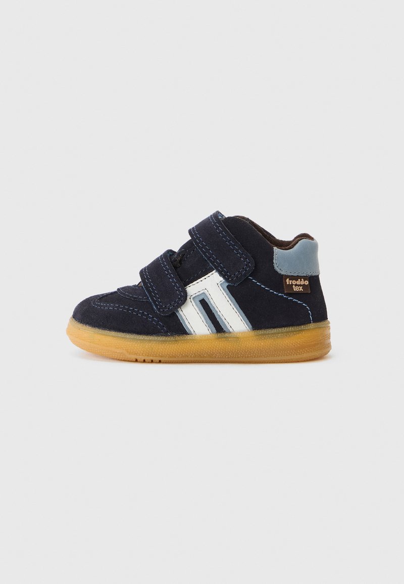 Granatowe sneakersy z welwetu z dwoma paskami na rzepy, białymi poziomymi paskami i jasnoniebieskim akcentem na pięcie. Gumowa podeszwa o teksturowanym wykończeniu.