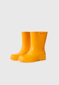Bottes de pluie en caoutchouc jaunes avec une finition brillante, bout rond et semelle texturée pour une meilleure adhérence. Talon renforcé et logo de la marque à l'avant.