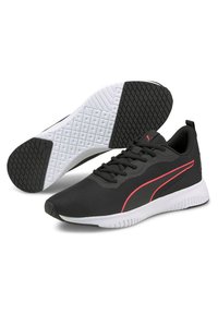 Zapatillas deportivas negras de malla con un acabado texturizado. Presentan una suela de goma blanca y una franja de acento rosa a lo largo del costado.