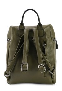 Olijfgroene leren rugzak met een textuurafwerking, meerdere verstelbare banden en dubbele ritszijvakken. Bovenhandvatten zijn aanwezig.