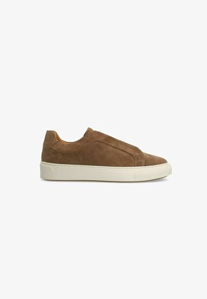 Braune Wildleder Slipper-Sneaker mit strukturiertem Rückenteil, weißer Gummisohle und minimalistischem Design ohne Schnürsenkel.