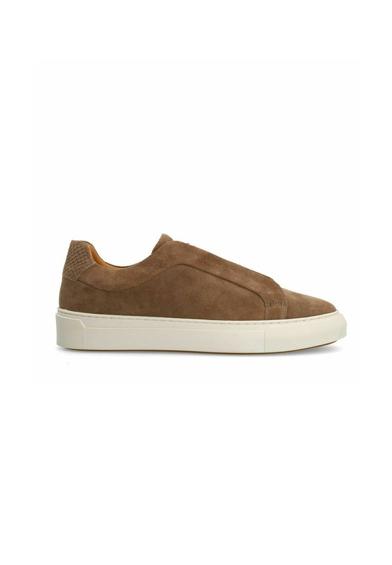 Bruine suède instapsneaker met een geprofileerde achterkant, witte rubberen zool en minimalistisch ontwerp zonder veters.