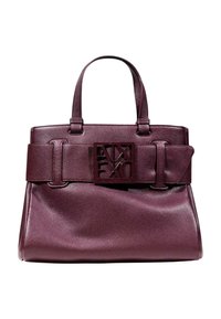 Bolso tote de cuero burdeos con un acabado texturizado, que presenta un gran acento de logo en la parte delantera y dos asas para el hombro.