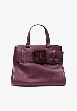 Bolso tote de cuero burdeos con un acabado texturizado, que presenta un gran acento de logo en la parte delantera y dos asas para el hombro.