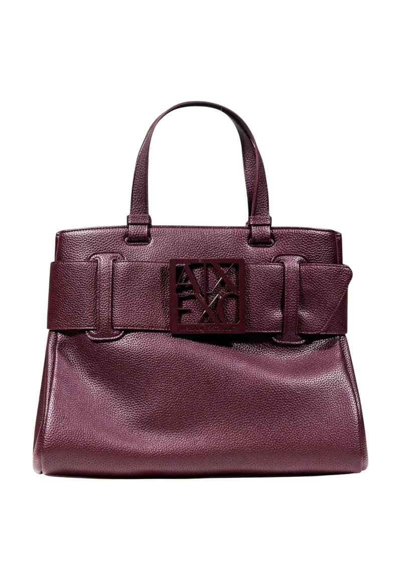 Bolso tote de cuero burdeos con un acabado texturizado, que presenta un gran acento de logo en la parte delantera y dos asas para el hombro.