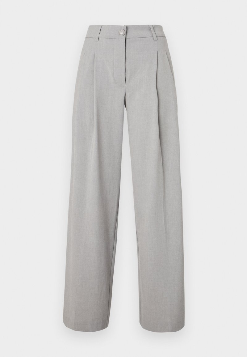 Pantaloni larghi grigio chiaro con pieghe, vita con bottoni e una texture di tessuto liscia. Gambe a taglio dritto che si restringono leggermente all'orlo.