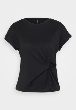 Črna bombažna majica s krožnim izrezom, kratkimi rokavi in zasukanim vozlom na pasu, ki se ponaša z gladko teksturo.