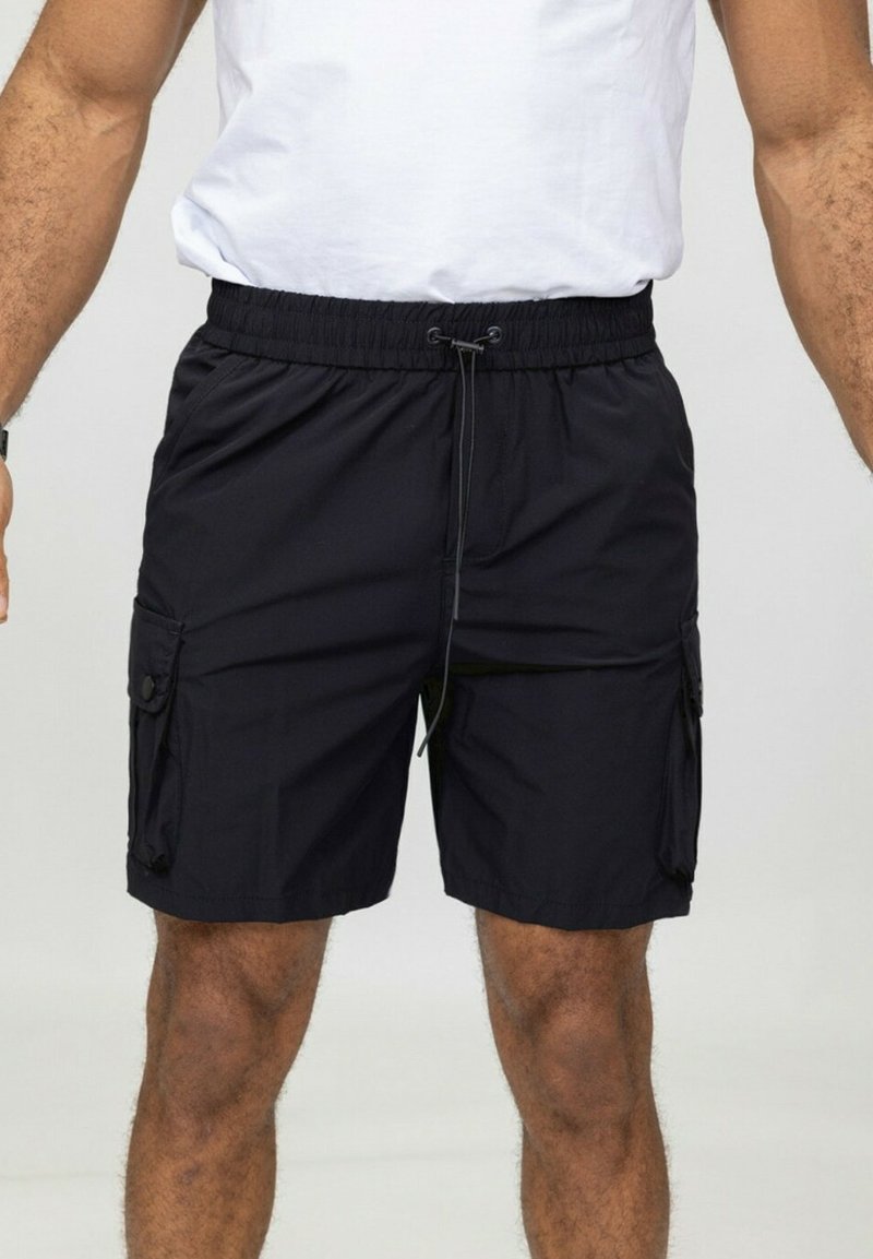 Shorts cargo noirs avec taille à cordon, comportant deux poches latérales avec rabats et une texture de tissu lisse et léger.