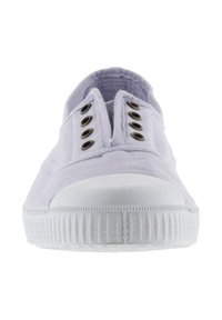 Scarpa slip-on in tela lilla chiaro con suola e punta in gomma bianca, dotata di cinque occhielli in metallo e superficie texturizzata.