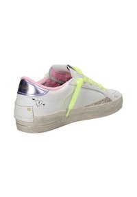 Sneaker bianco con rinforzo rosa, lacci gialli neon e dettagli metallici argentati. Presenta una suola testurizzata e glitter sul lato.