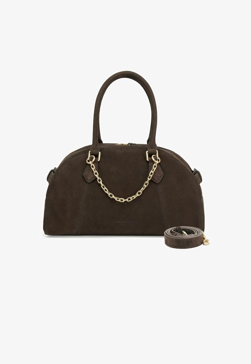 Borsa in camoscio marrone con forma arrotondata, doppio manico superiore, dettagli in catena dorata e tracolla rimovibile. Chiusura con zip sulla parte superiore.