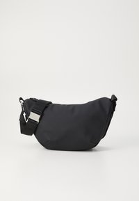 Schwarze Nylon Schultertasche mit einer geschwungenen Form, verstellbarem Tragegurt und silbernen Beschlägen. Glatte Textur, minimalistisches Design und keine sichtbaren Muster.