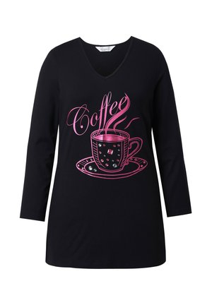 Camiseta negra de manga larga con escote en V, con un gráfico de una taza de café rosa, decorada con pedrería en la taza y el plato.