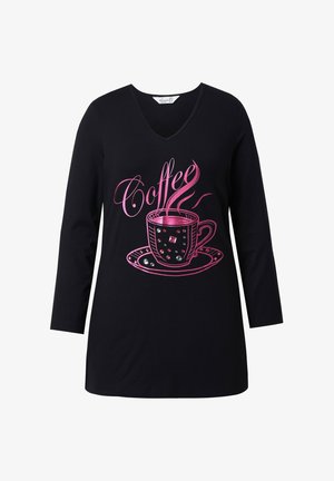 Maglietta nera a maniche lunghe con scollo a V e una grafica di una tazza di caffè rosa, decorata con strass sulla tazza e sul piattino.