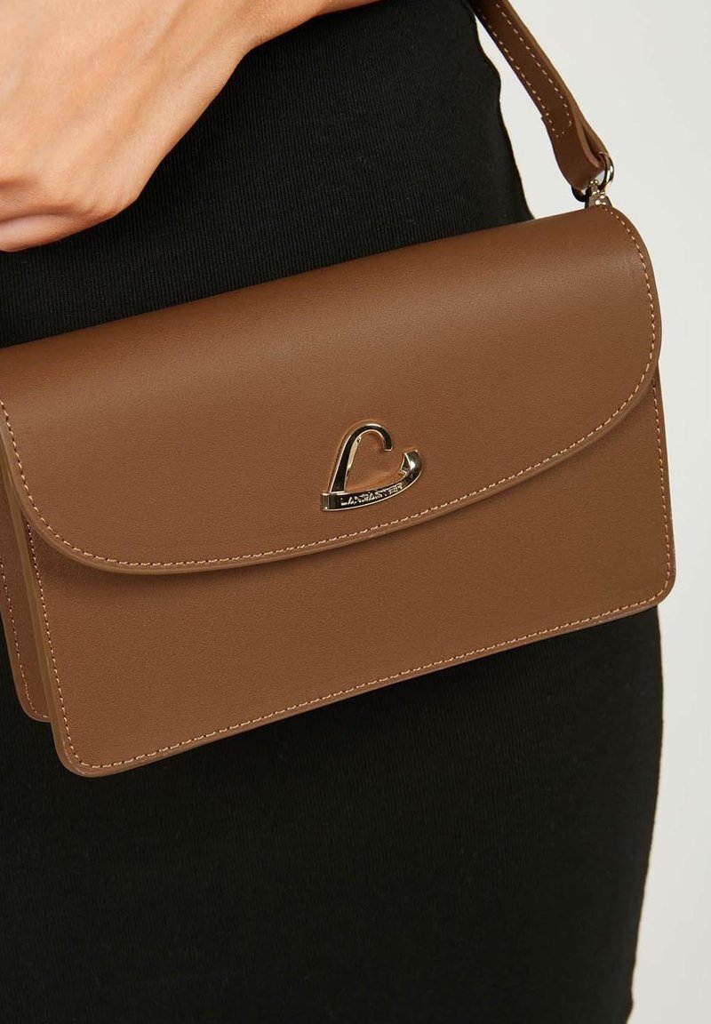 Borsa a tracolla in ecopelle marrone con patta, caratterizzata da un accento in metallo dorato con il logo e cuciture in contrasto lungo i bordi.
