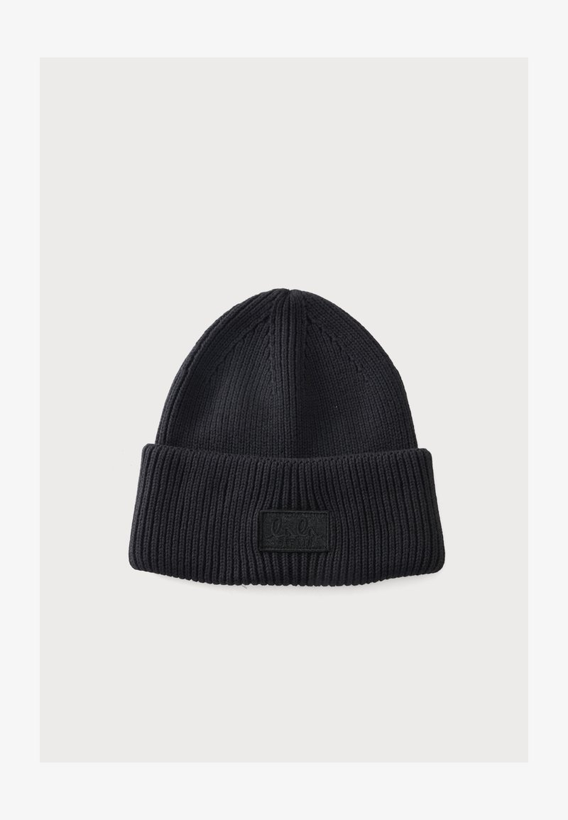 Bonnet en tricot côtelé noir avec revers plié et petite étiquette rectangulaire sur le centre avant.