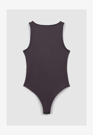 Costume intero nero con collo alto e design senza maniche. Tessuto liscio ed elastico con schiena a perizoma e dettagli di cucitura minimi.