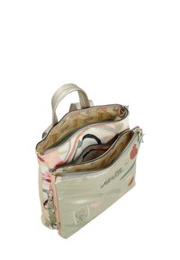 Bolso de hombro de múltiples compartimentos en plateado metálico y estampado de camuflaje en tonos pastel. Textura suave con cierres con cremallera y detalles de patrón en el interior.