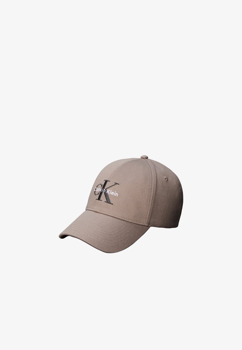 Μπεζ καπέλο μπέιζμπολ Calvin Klein με κυρτό γείσο και κεντημένο μαύρο-λευκό λογότυπο CK στο μπροστινό μέρος.