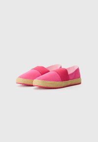 Rosa lerret espadriller med rund tå, teksturert jutefot, og elastiske sider; myk innvendig foring i en lysere rosa nyanse.