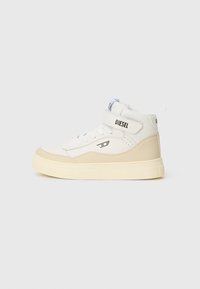 Hoge sneakers in wit en lichtbeige leer. Kenmerken zijn onder andere een gepolsterde enkel, vetersluiting aan de voorkant en een klittenbandsluiting met logo-detail.