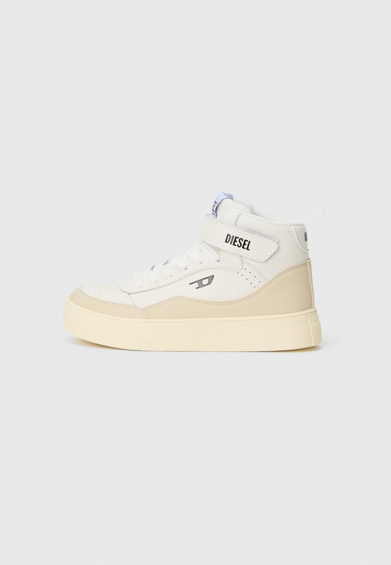 Hoge sneakers in wit en lichtbeige leer. Kenmerken zijn onder andere een gepolsterde enkel, vetersluiting aan de voorkant en een klittenbandsluiting met logo-detail.