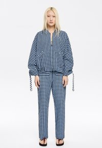 Bimba Y Lola RECTO TEXTURA CUADROS EMPOLVADO - Hlače - azul empolvado