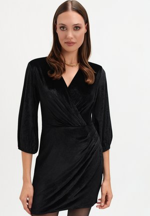 - Sukienka koktajlowa