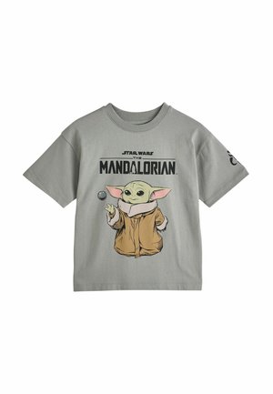 Jasnoszara koszulka z postacią Baby Yody w brązowym płaszczu, z napisem "Star Wars The Mandalorian" nad grafiką na przodzie.