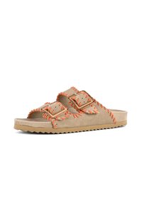 Beige mockaskinnsandaler med dubbla justerbara spännen, accentuerade med orange sömnad, med en tjock texturerad sula och zigzag-kanter.