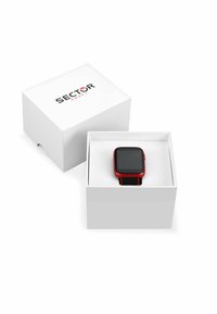 Zwarte smartwatch met een vierkante wijzerplaat en een rode bezel, geplaatst in een witte doos met het label "SECTOR SMART." Gladde oppervlakte, strak ontwerp.