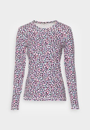 Chemise cintrée à manches longues avec col rond et motif abstrait tacheté multicolore en rose, noir et bleu sur fond blanc.