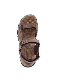 Sandal brown con cinturini regolabili, design perforato, soletta imbottita e suola in gomma. Presenta il marchio Dockers e chiusura a clip.