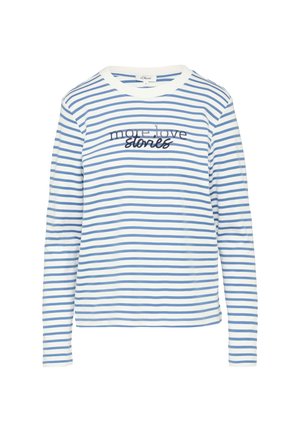 Pasiasta koszula z długim rękawem w kolorze białym i niebieskim, z napisem "więcej historii miłosnych" w kontrastującym ciemnym kolorze na piersi.