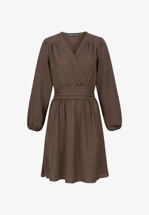 Vestido marrón envolvente con escote en V, mangas largas abullonadas y cintura ajustada. Hecho de una tela suave, cae en una falda acampanada.