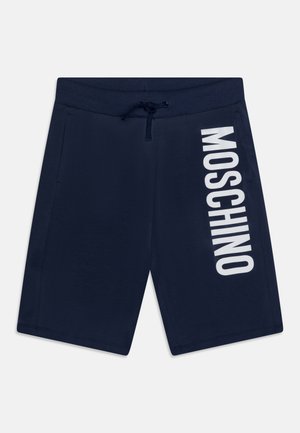 Granatowe spodenki ze ściągaczem, kieszeniami po bokach i pionowo nadrukowanym białym napisem "MOSCHINO" na lewym udzie.