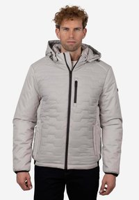 Chaqueta acolchada gris claro con capucha, con cremallera y bolsillo negros, puños elásticos y una textura sencilla y lisa.