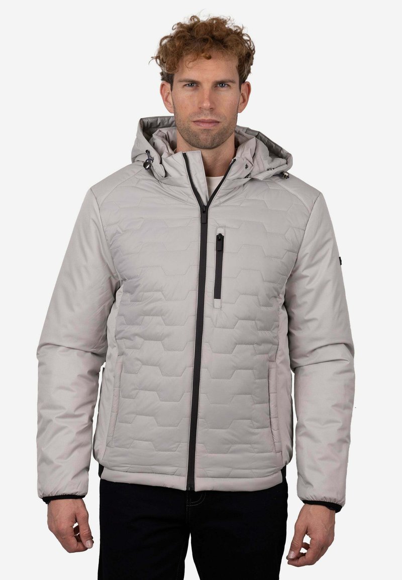 Chaqueta acolchada gris claro con capucha, con cremallera y bolsillo negros, puños elásticos y una textura sencilla y lisa.