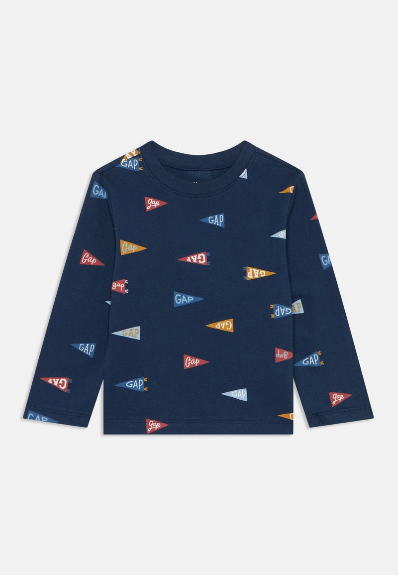 Marineblaues Langarmhemd mit einer Mischung aus kleinen bunten Wimpelmuster, die das Wort "GAP" in verschiedenen Farben und Ausrichtungen zeigen.