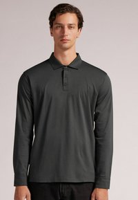 Langarm polo shirt, donkergrijs, gemaakt van een gladde stof. Kenmerken zijn een klassieke kraag, een knoopsluiting met drie knopen en slim-fit mouwen.