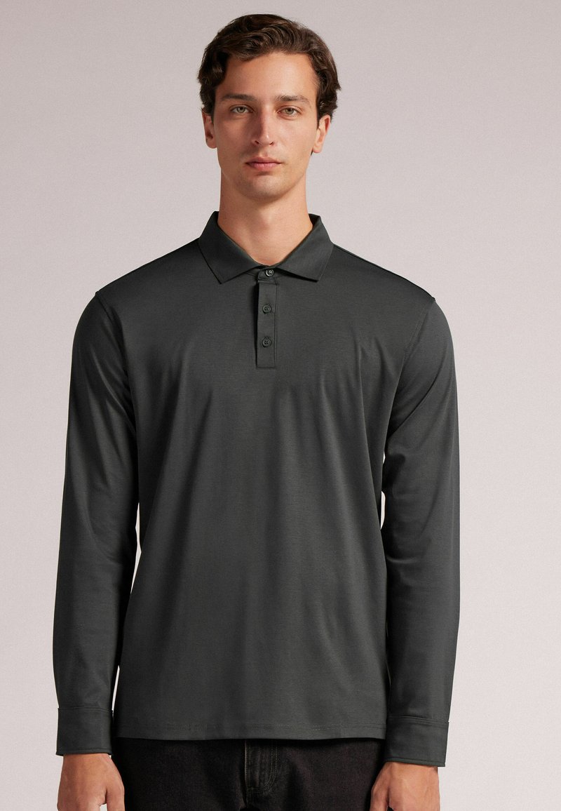 Langarm polo shirt, donkergrijs, gemaakt van een gladde stof. Kenmerken zijn een klassieke kraag, een knoopsluiting met drie knopen en slim-fit mouwen.