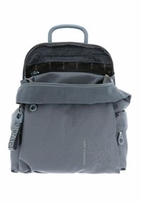 Sac à dos à carreaux gris avec une ouverture zippée, un rabat avant et une poignée supérieure. Comprend des poches intérieures et une texture en tissu durable.