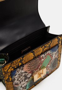 Torba w motyw wężowej skóry z teksturą, w żywych kolorach, ze złotymi elementami, pojemnym czarnym wnętrzem oraz kieszenią zapinaną na zamek dla lepszej organizacji.
