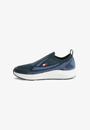 Sneaker slip-on in maglia blu navy e viola con suola bianca, puntale nero, asola sul tallone e logo Tommy Hilfiger sul lato.