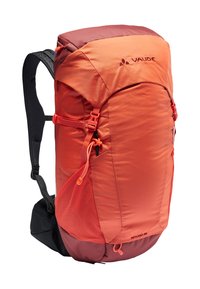 Le sac à dos Vaude Neyland 29 présente un design vibrant orange et bourgogne, un tissu léger, des bretelles ajustables et une forme épurée et aérodynamique.